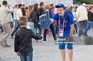 Молодые Волонтеры В Зоне Фестиваля Болельщиков Фифа В Дни Чемпионата Мира По Футболу Fifa 2018 В России — стоковые фотографии и другие картинки Волонтёр