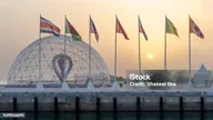 Чемпионат Мира По Футболу Fifa В Катаре 2022 Официальные Часы Обратного Отсчета На Набережной — стоковые фотографии и другие картинки Катар
