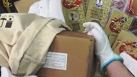 Распаковка коробки цветного кубка Чемпионата Мира по Футболу 2018 в России - 200 штук и обзор
