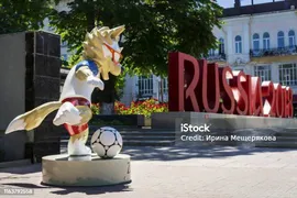 Ростовондон Россия 11 Июня 2018 Официальный Талисман Чемпионата Мира По Футболу Fifa 2018 И Кубка Конфедераций Fifa 2017 Волк Забивака Забивает Гол — стоковые фотографии и другие картинки Международно